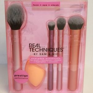 REAL TECHNIQUES BRUSH SET - EVERYDAY ESSENTIALS